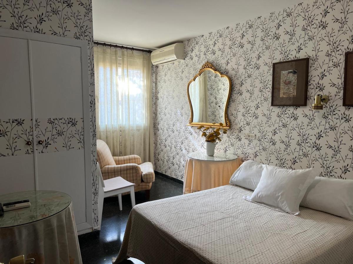 Hostal Pirineos Barbastro Zewnętrze zdjęcie