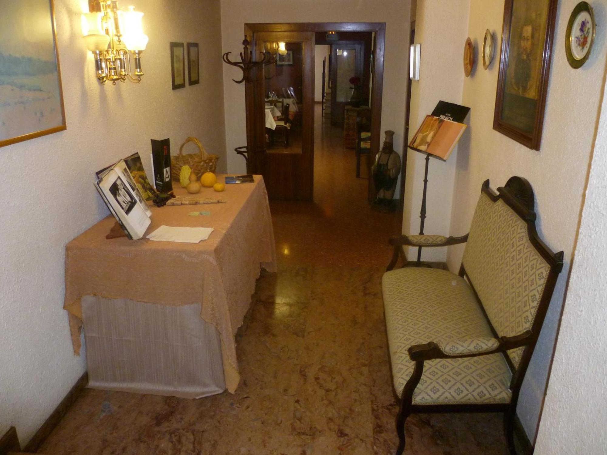 Hostal Pirineos Barbastro Zewnętrze zdjęcie