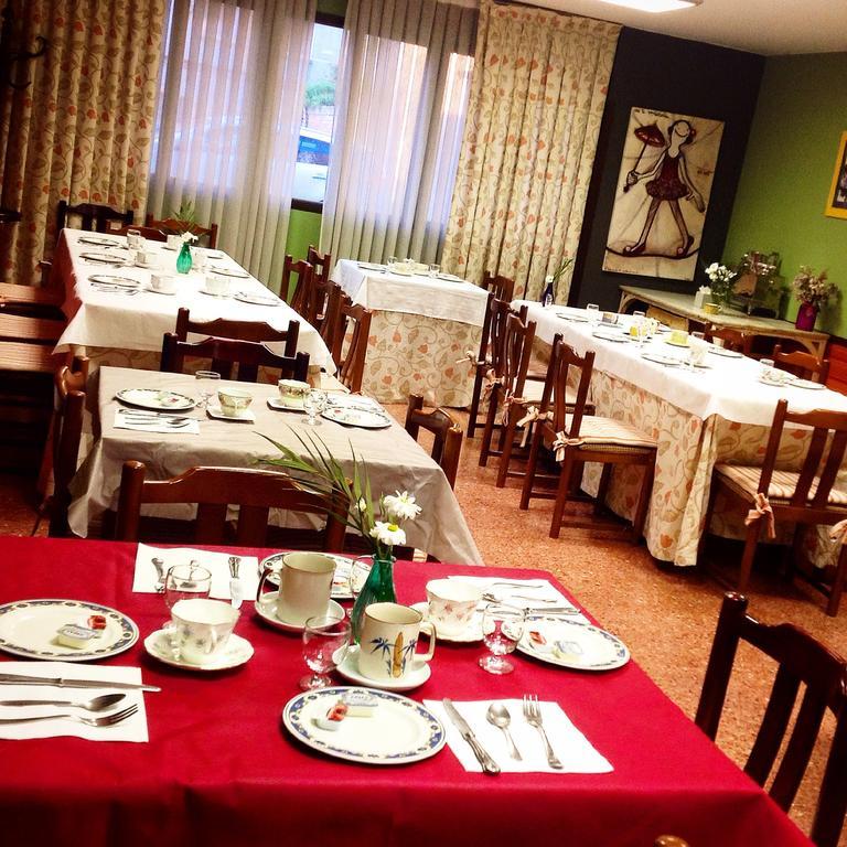 Hostal Pirineos Barbastro Zewnętrze zdjęcie