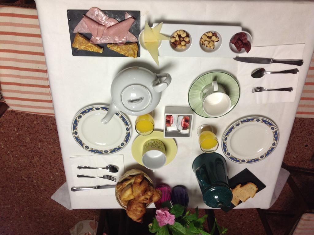 Hostal Pirineos Barbastro Zewnętrze zdjęcie