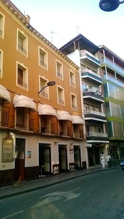 Hostal Pirineos Barbastro Zewnętrze zdjęcie