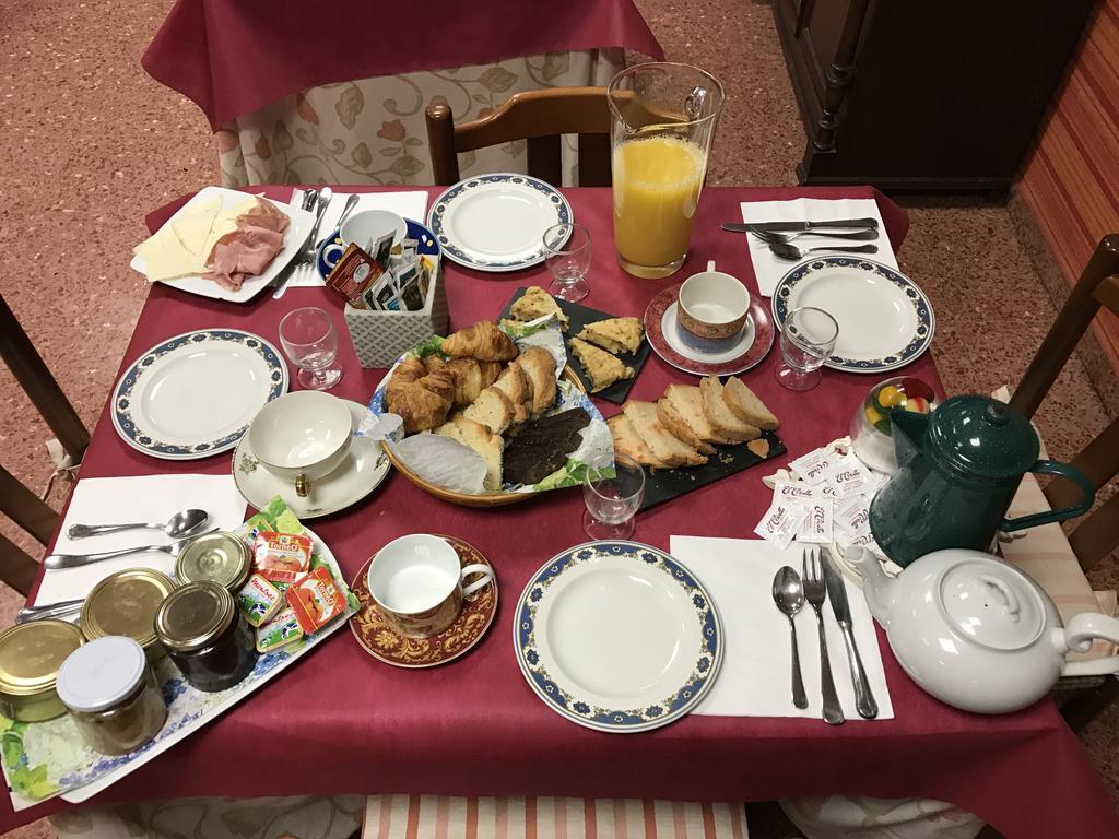 Hostal Pirineos Barbastro Zewnętrze zdjęcie