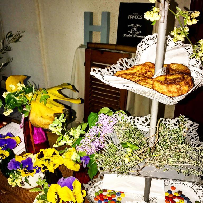 Hostal Pirineos Barbastro Zewnętrze zdjęcie