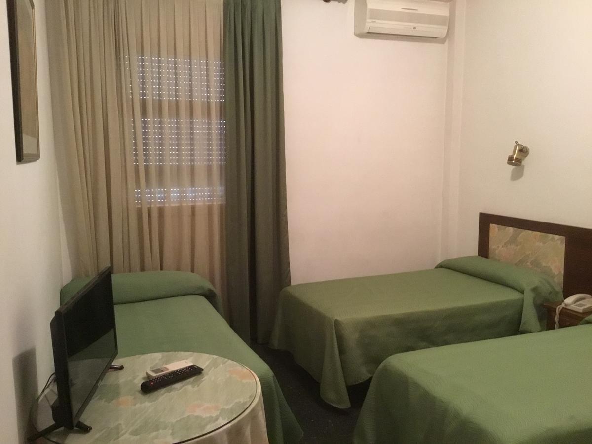 Hostal Pirineos Barbastro Zewnętrze zdjęcie