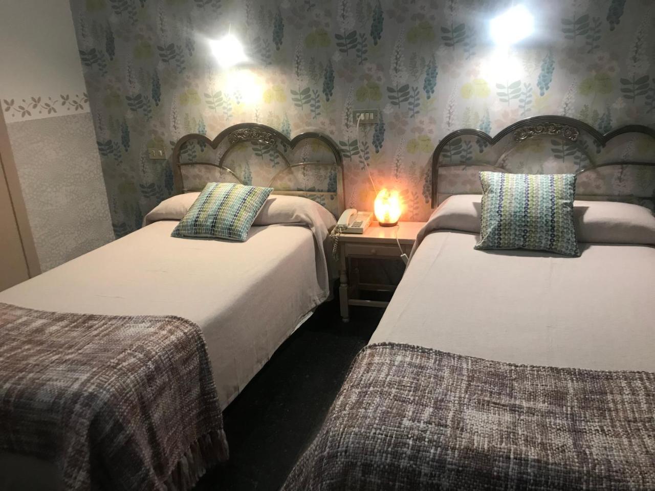 Hostal Pirineos Barbastro Zewnętrze zdjęcie