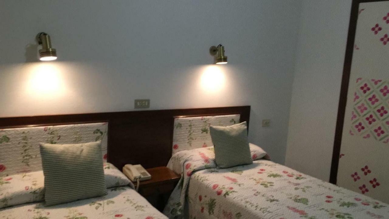 Hostal Pirineos Barbastro Zewnętrze zdjęcie