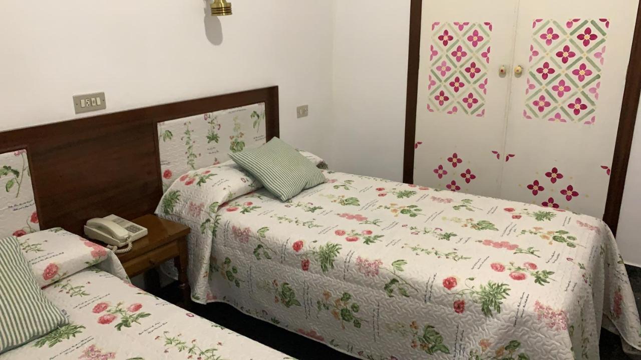Hostal Pirineos Barbastro Zewnętrze zdjęcie